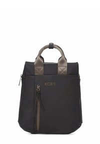 Bolso tote de nailon negro con asas cortas acolchadas, bolsillo exterior con cremallera y logo KCB en bronce. Forma cuadrada con textura suave.
