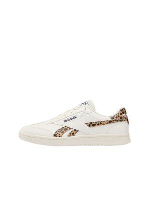 Sneaker bianca Reebok con dettagli stampa leopardata sulle strisce laterali e sul tallone, design low-top e suola bianca.