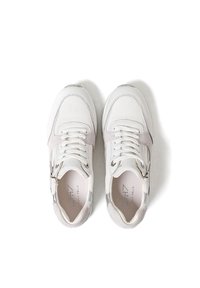 Sneakers bianchi con materiali in mesh e suede, design a punta rotonda, lacci piatti, dettagli metallici e chiusura laterale con zip.