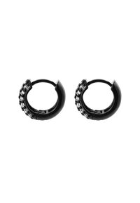 Pendientes de aro negros con un acabado liso y brillante, adornados con una fila de cristales transparentes a lo largo de un lado. Tienen una forma circular y un cierre seguro.