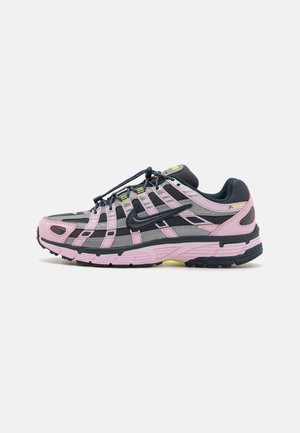 Tenisky Nike P-6000 mají šedou síťovinu s růžovými akcenty, černými překryvy a žlutými detaily, navrženy pro prodyšnost a pohodlí.