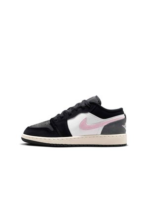 Zapatilla baja con paneles en negro y blanco, el símbolo Nike en rosa claro, entresuela blanca y suela exterior negra sobre fondo blanco.