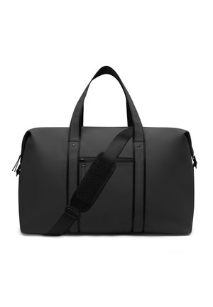 Svart rektangulær duffelsekk med to håndtak og en justerbar polstret skulderrem, med en glidelåslomme foran og glatt tekstur.