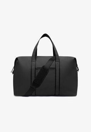 Bolsa de lona rectangular negra con dos asas y una correa de hombro acolchada ajustable, que cuenta con un bolsillo frontal con cremallera y textura suave.