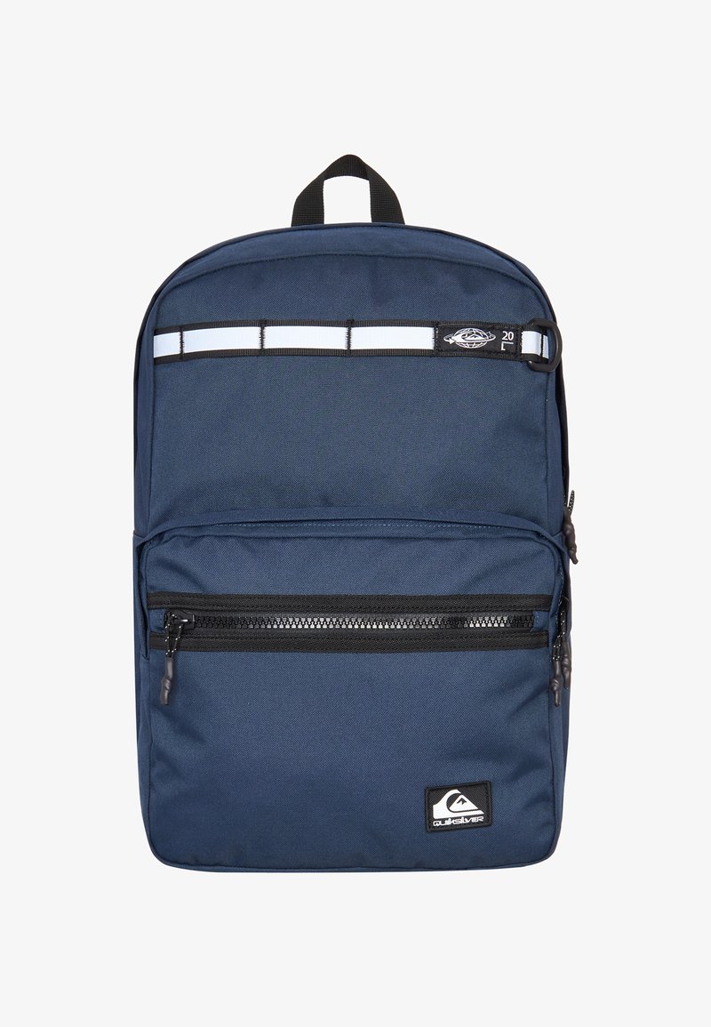 Sac à dos bleu marine avec une poche zippée à l'avant, des bretelles réfléchissantes et un patch avec logo. Fabriqué en tissu durable avec une texture lisse.