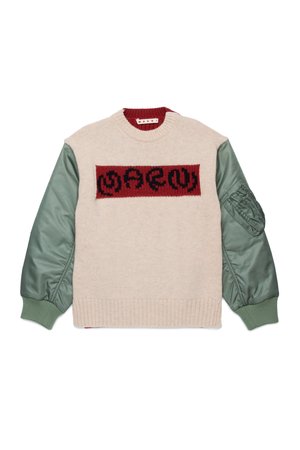 Suéter con un cuerpo de punto color crema, mangas de satén verde, cuello de canalé burdeos y un panel de logo de punto rojo con diseño negro. Texturizado y estructurado.
