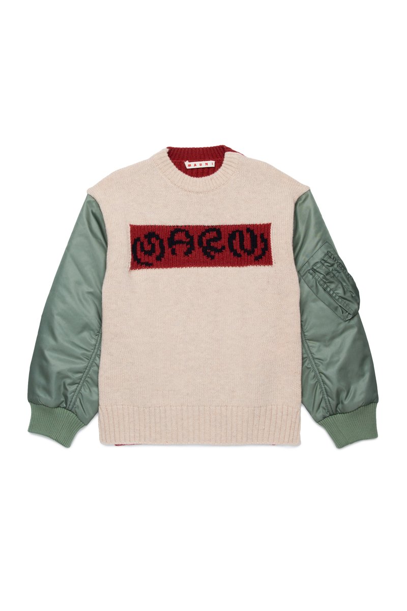 Genser med en kremfarget strikket kropp, grønne satengermet, maroon ribbestrikket krage og et rødt strikket logofelt med svart design. Teksturert og strukturert.
