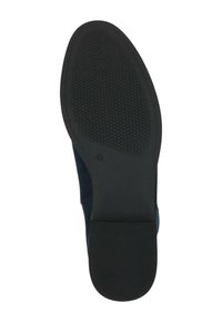 Semelle de chaussure en caoutchouc noir avec une surface texturée ; forme arrondie ; la partie supérieure sur les côtés est en suede bleu foncé.