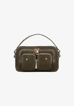 Olivengroene suède tas met twee voorste ritszakken, contrasterend stiksel en een korte handgreep. Voorzien van metalen hardware-accenten.