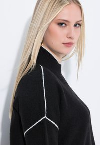 Ulla Popken SCHMUCKNÄHTE, STEHKRAGEN, LANGARM - Maglione - black