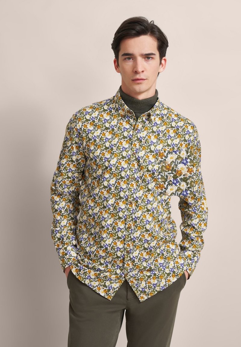 Langarmhemd mit floralem Muster, das orangefarbene, lila und grüne Blumen auf weißem Hintergrund zeigt, mit Button-Down-Kragen und Brusttasche.