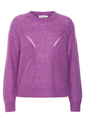 Pull en tricot violet fabriqué à partir d'un fil doux et texturé. Il présente un col rond, des manches longues et des accents découpés à l'avant.