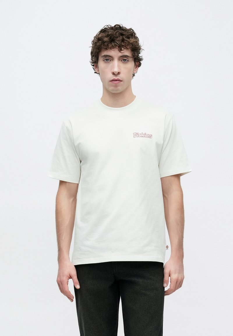Lysegrå t-shirt lavet af bomuld, med rund hals og korte ærmer. Lille broderet "Dickies" logo i pink på brystet.