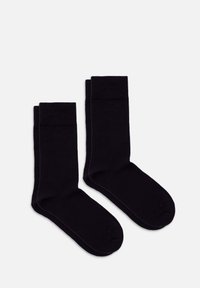 Schwarze Baumwollsocken mit einer glatten Textur, die über einen gerippten Bund verfügen und ein klassisches Design bis zur Mitte der Wade haben. Keine auffälligen Muster oder Akzente.