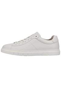 Weißes Leder-Sneaker mit runder Zehenpartie, flachen weißen Schnürsenkeln, strukturiertem Profil und subtilen Nahtdetails entlang des Obermaterials.