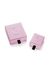 Dva ružové kartónové boxy, jeden veľký a jeden menší, oba s embosovaným logom motýľa na prednej strane a s čiernym stuhovým úchytom.