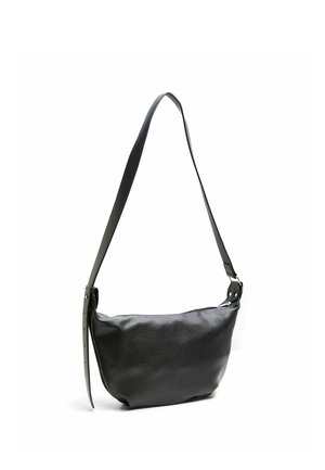Sac à épaule en cuir noir avec bandoulière réglable et fermeture éclair, présenté sur fond blanc.