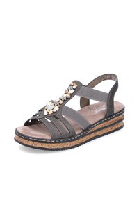 Sandal grigio con fasce in tessuto, adornata con pietre decorative. Soletta in sughero con fondo in gomma nera, caratterizzata da un design a punta arrotondata.