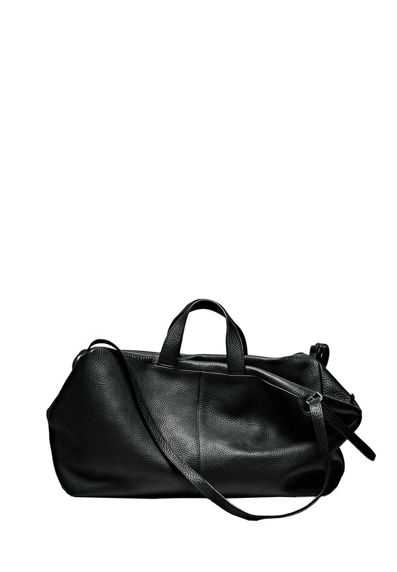 Sort læder duffelbag med struktureret overflade, dobbelt korte håndtag, aftagelig lang rem og lynlåslukning. Oval form, minimalistisk design.