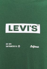 Levi's® RELAXED FIT GRAPHIC TEE - Camiseta básica - pineneedle