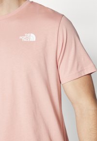 The North Face M SS BOX NSE TEE - Majica kratkih rukava s printom - rose tan/black