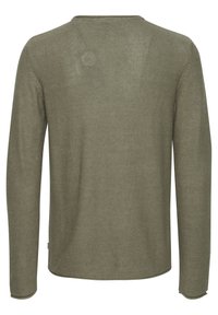 Langarm-Pullover in Olivgrün, mit strukturiertem Strickmuster, rundem Halsausschnitt und abgerundetem Saum. Keine sichtbaren Logos oder Akzente.