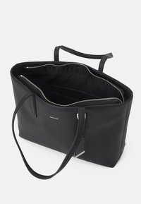 Calvin Klein MUST TOTE BAG - Kabelka - black