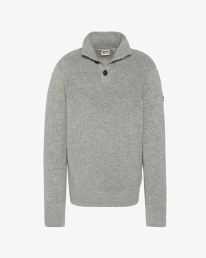 Grauer Wollpullover mit hohem Kragen, der ein strukturiertes Strickmuster und zwei braune Knöpfe am Halsbereich aufweist.