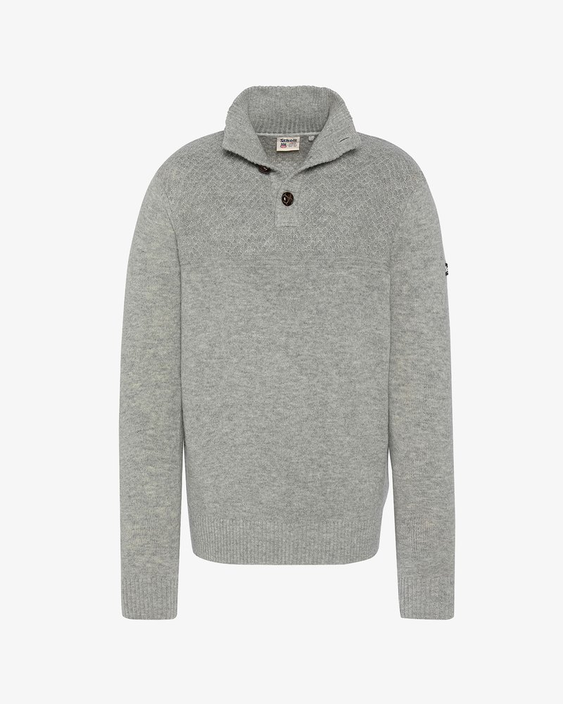 Szary wełniany sweter z wysokim kołnierzem, charakteryzujący się teksturowanym wzorem dzianiny oraz dwoma brązowymi guzikami przy dekolcie.