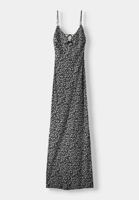 Maxi vestido negro con estampado floral blanco, tirantes ajustables, escote en forma de V y una silueta fluida. Textura de tela suave.