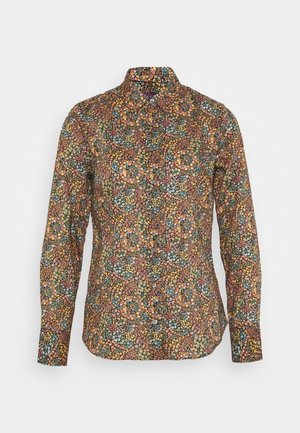 Langærmet skjorte med knapper og flerfarvet blomstermønster i nuancer af orange, blå, grøn og gul på en mørk baggrund.