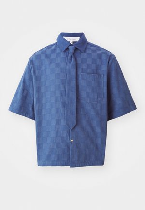 Camisa de manga curta azul xadrez com colarinho, apresentando uma gravata combinando, um bolso simples e fecho de botão na frente.