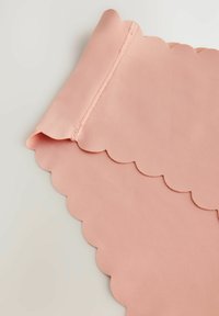 Roze scalloped stof met een gladde textuur, gevouwen aan de rand. Zichtbare stiksels langs de naad, zacht en lichtgewicht materiaal.