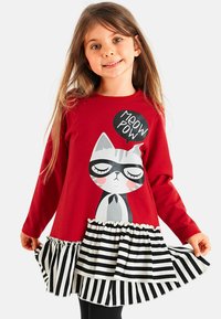 Rotes Langarmkleid mit einem bedruckten grauen Katzendesign, das schwarze Brillen und eine Sprechblase trägt. Der Saum ist mit einem gestreiften Rüschendesign verziert.