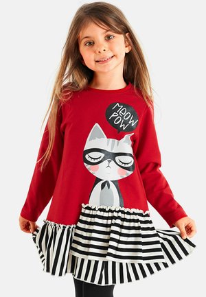 Rotes Langarmkleid mit einem bedruckten grauen Katzendesign, das schwarze Brillen und eine Sprechblase trägt. Der Saum ist mit einem gestreiften Rüschendesign verziert.