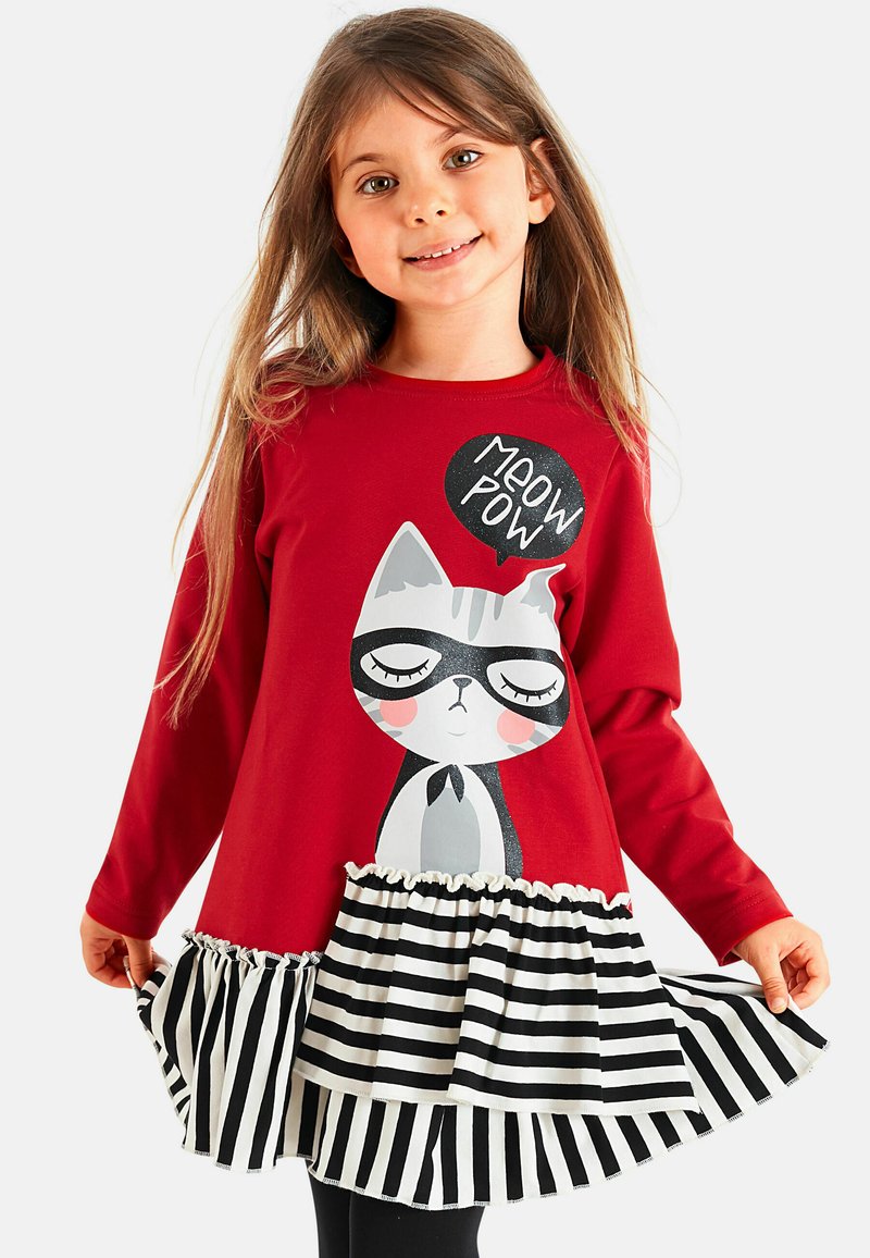 Rotes Langarmkleid mit einem bedruckten grauen Katzendesign, das schwarze Brillen und eine Sprechblase trägt. Der Saum ist mit einem gestreiften Rüschendesign verziert.