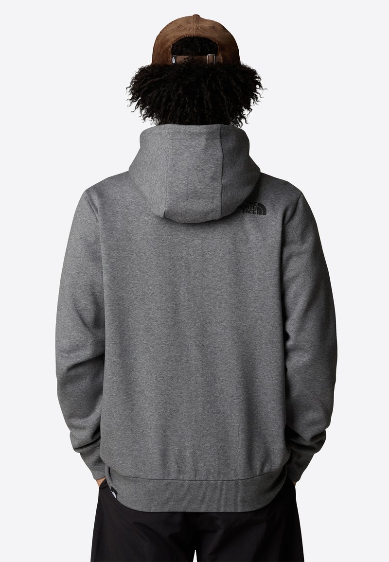 Sudadera gris con una textura acogedora, que incluye una capucha y puños acanalados. Presenta un pequeño logo negro en la parte superior de la espalda.