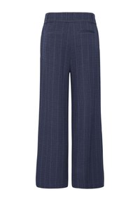 Pantalon large bleu marine avec fines rayures verticales et deux poches passepoilées à l’arrière.