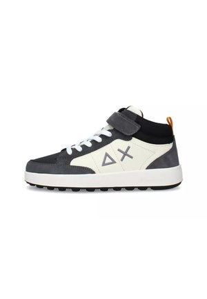 Sneaker alta con una combinazione di colori grigio scuro e bianco, materiali in suede e tessuto, lacci bianchi, una fascia in Velcro e suola in gomma.