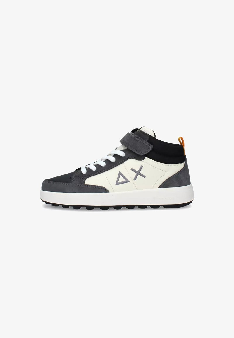 Sneaker alta con una combinazione di colori grigio scuro e bianco, materiali in suede e tessuto, lacci bianchi, una fascia in Velcro e suola in gomma.