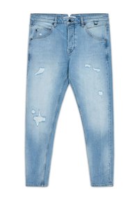 Pantalones vaqueros de mezclilla azul claro con detalles desgastados, incluyendo rasgaduras y deshilachados. Cuenta con diseño estándar de cinco bolsillos y trabillas para cinturón.