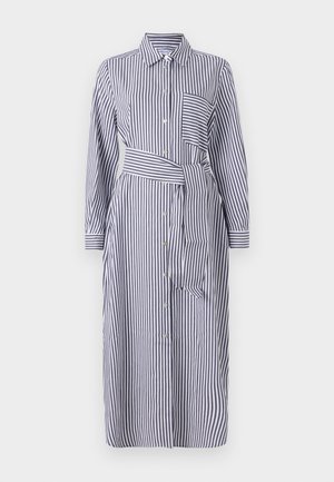 Abito a righe con colletto, maniche lunghe, bottoni frontali, cintura in vita e una tasca sul petto. I colori sono blu navy e bianco.