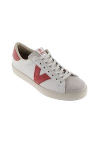 Sneaker bianco con accenti in suede rosso e logo, punta in suede grigia e suola beige; presenta lacci in tessuto e collo imbottito alla caviglia.