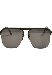 Sluneční brýle s matně černým kovovým rámem, velkými šedými skly a stříbrnými akcenty na panty. Obdélníkový design s tenkým horním rámem.