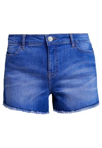 Pantalones cortos de mezclilla azul con dobladillos deshilachados, botón frontal, cremallera, trabillas y bolsillos delanteros.