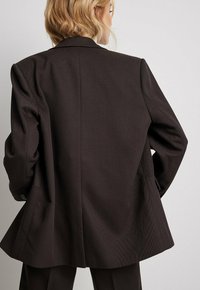 NA-KD OVERSIIZE - Lühike jakk - brown