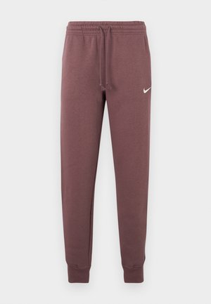 Μπορντό παντελόνι φόρμας Nike με ελαστική μέση και κορδόνι, ριμπ μανσέτες και μικρό λευκό λογότυπο στο αριστερό ισχίο.