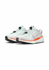 Lichte hardloopschoenen met een ademend bovenwerk van mesh in het wit, verfraaid met oranje en zwarte details. Voorzien van elastische veters en een gestructureerde zool.