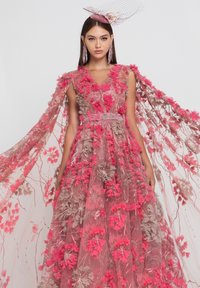 Rosa Blumenkleid mit mehrlagigem, transparentem Umhang. Mit bestickten Blumen in Rosa- und gedeckten Grautönen. Inklusive passendem Kopfschmuck.