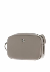 Sac rectangulaire en cuir gris avec une fermeture éclair, arborant un logo Hugo argenté sur le devant et une sangle latérale pour un transport facile.